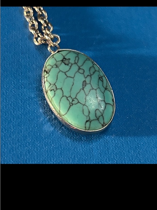 Mixed jewelry lot including 7 statement necklaces, bracelet, earrings.. Bundle! - Picture 4 of 5